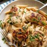 Un plato de pollo y pasta.
