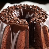 Un pastel de chocolate con chispas de chocolate.