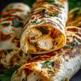 Un burrito con pollo y queso.
