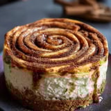 Rebanada de pastel con remolinos vistosos.