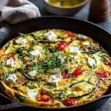 Tortilla de verduras con queso y tomate.