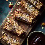 Un bol con mezcla de frutos secos y chocolate.