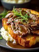 Vista cercana de un sándwich de carne estilo Manhattan.