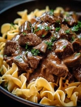 Tazón con tips de carne y fideos.