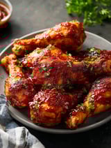 Un plato con pollo BBQ al horno.