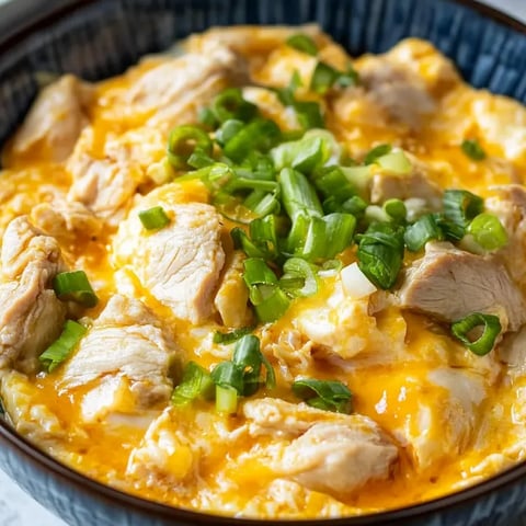 Un tazón de pollo con vegetales.