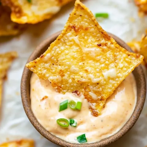 Un bol de chips de aros de cebolla con parmesano.