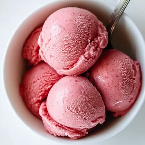 Un bol de yogur helado casero de fresa.