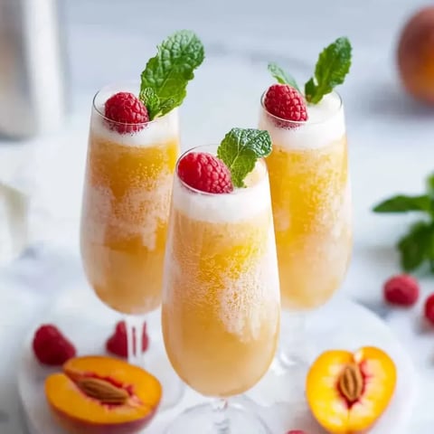Tres copas de bellini de melocotón sin alcohol.