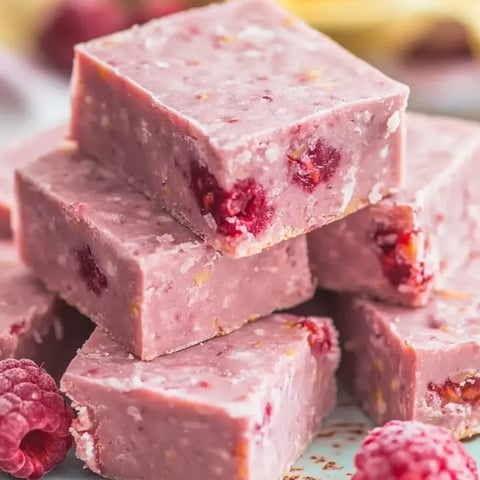 Un montón de delicias de frambuesa y coco.