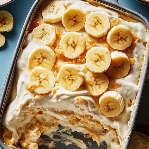 Vista cercana de una delicia fría de banana en capas.