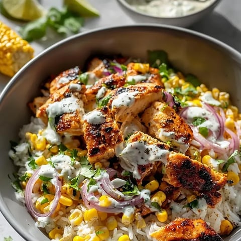 Un bowl de pollo, maíz y cebolla.