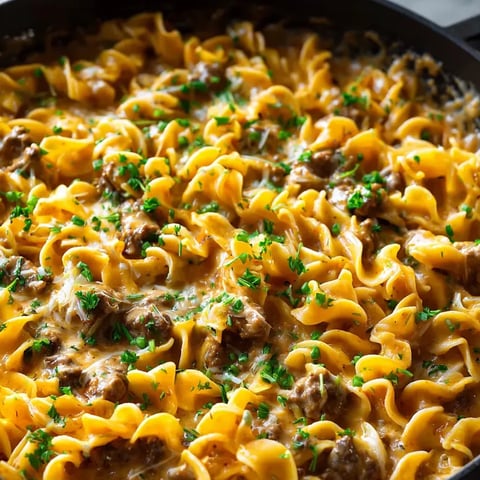 Un bol de pasta y queso con perejil fresco arriba.