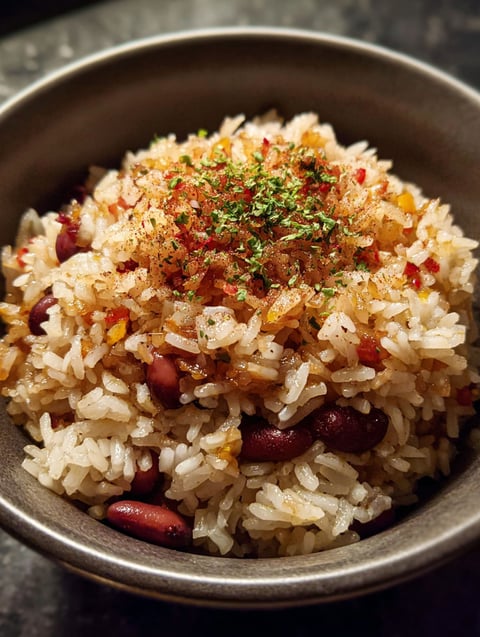 Tazón con arroz, frijoles y especias.